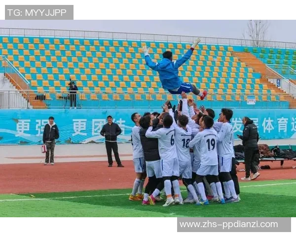 足球踢镜头下的精彩瞬间与运动员的激情碰撞展现了比赛的魅力与团队精神